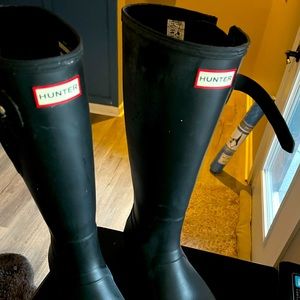 Men’s size 11 Hunter Wellington Boots. Worn a few times.